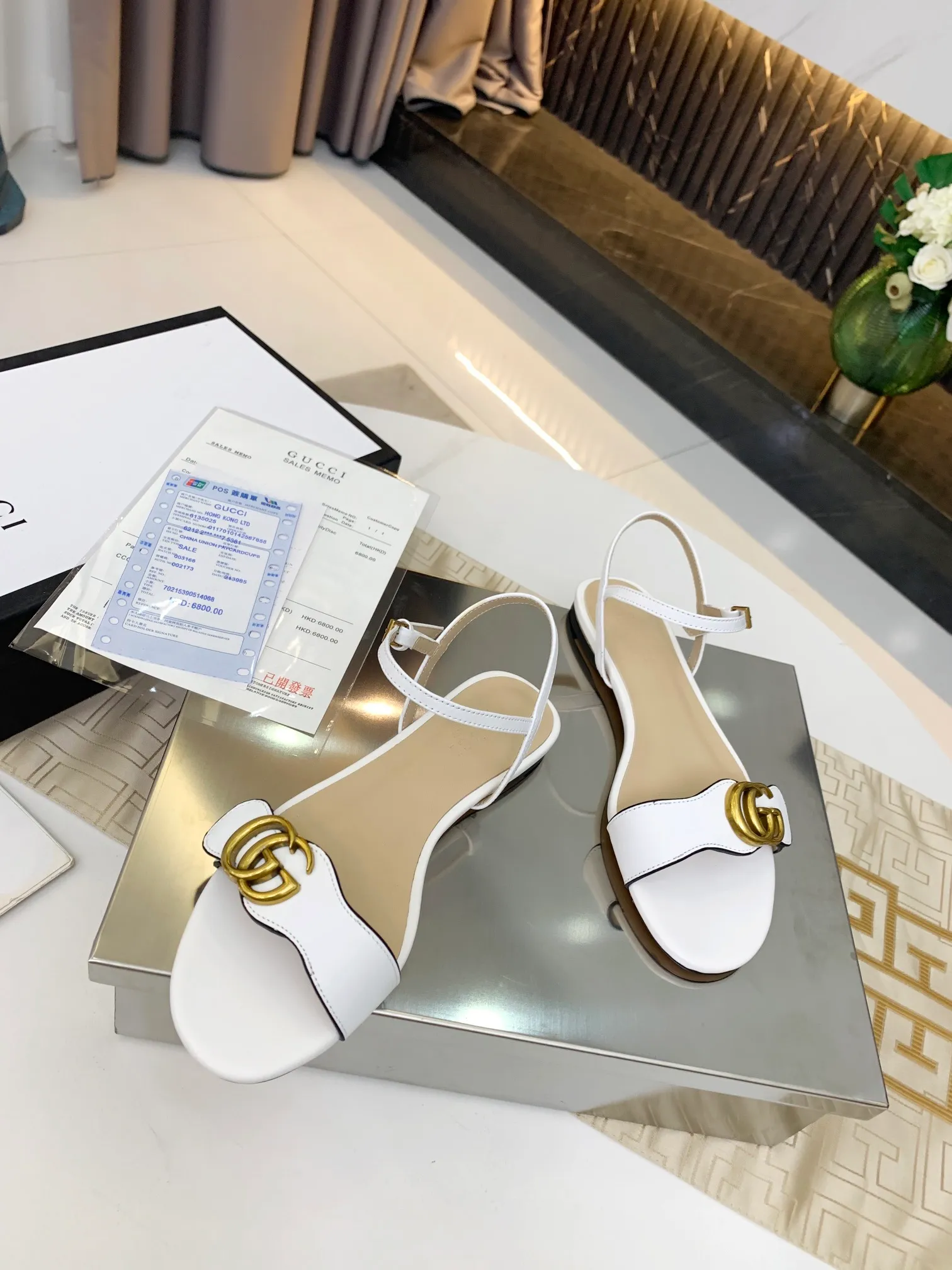 👟👟Ex-factory price 320👟👟 GUCCI’s new summer one-line sandals with exquisite bronze buckles are of great workmanship and reassuring. The leather is shiny and tough. Comfortable and super comfortable to walk. Recommend a sandal that meets the actual needs of the public✅ Fabric: First-layer cowhide Lining/foot pads: Sheepskin🐑 Rubber outsole. Color: Black White Code Number: 35-39 (41, 42 customized) Comes with receipt.